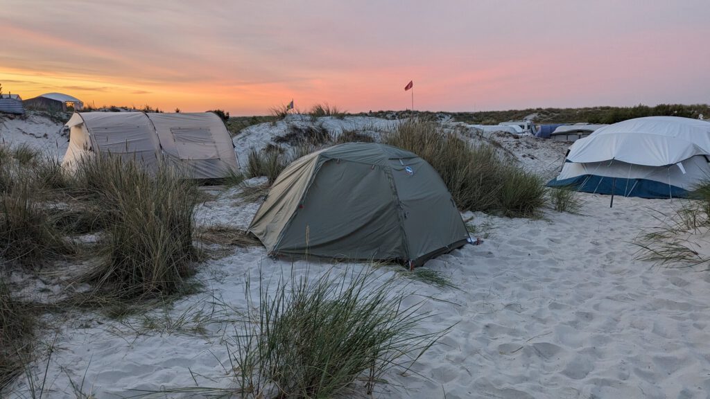 Campingurlaub mit Motorrad und Aausrüstung von Big Agnes am Strand von Dänemark