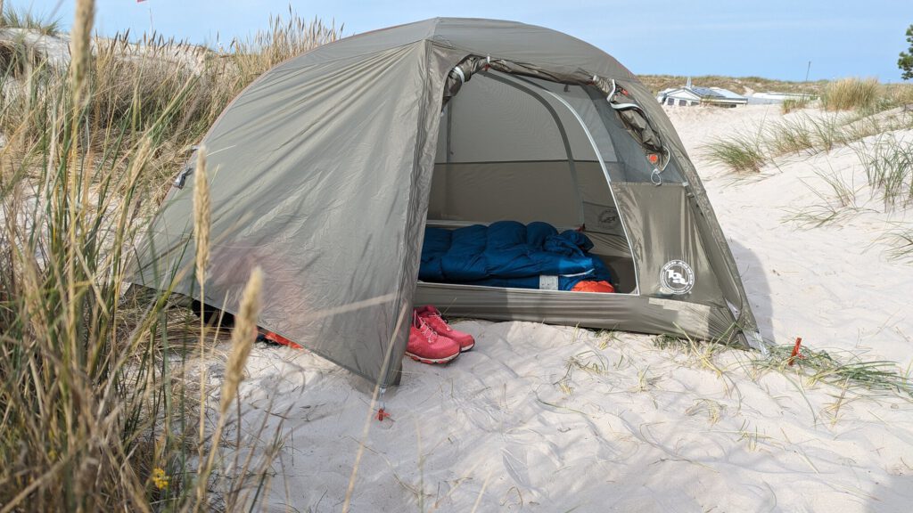 Campingurlaub mit Motorrad. So schaut das Zelt in den Dünen von Dänemark aus.