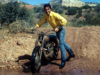 Elvis Presley bei den Dreharbeiten zu Stay away Jo mit Triumph Motorrad