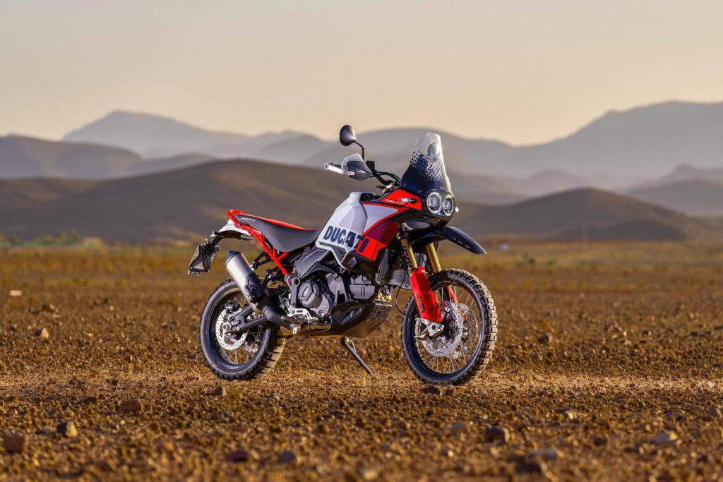 Ducati DesertX Rally mitten in der Wüste
