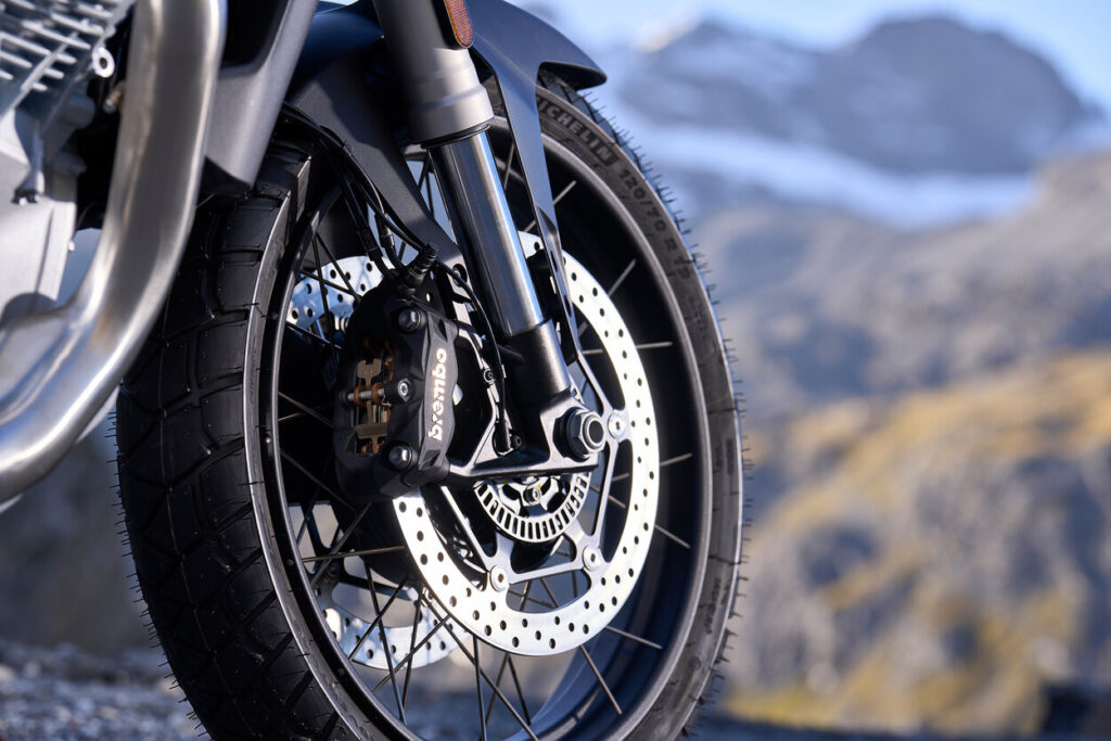 Detailansicht modernes Motorrad Vorderrad aus Karbonfaser