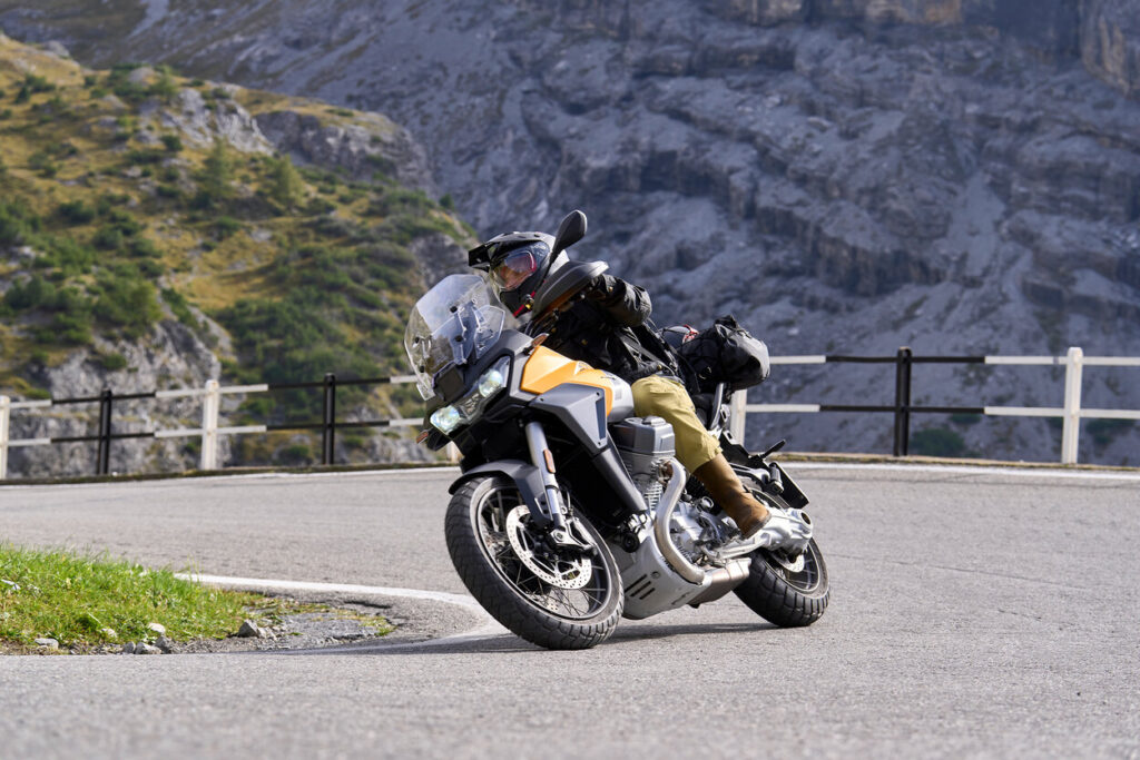 Moto Guzzi Stelvio in der Spitzkehre am Stilfser Joch