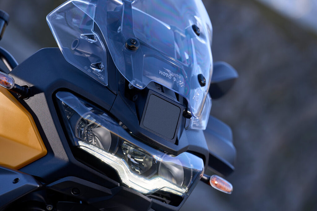 Moto Guzzi Adler im LED Scheinwerfer