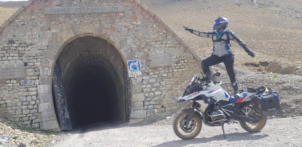Motorrad vor Tunnel