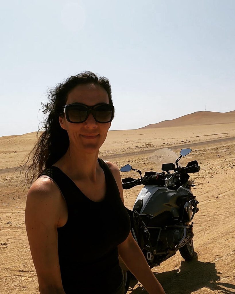 Marisa mit ihrer BMW GS in der Atacama Wüste