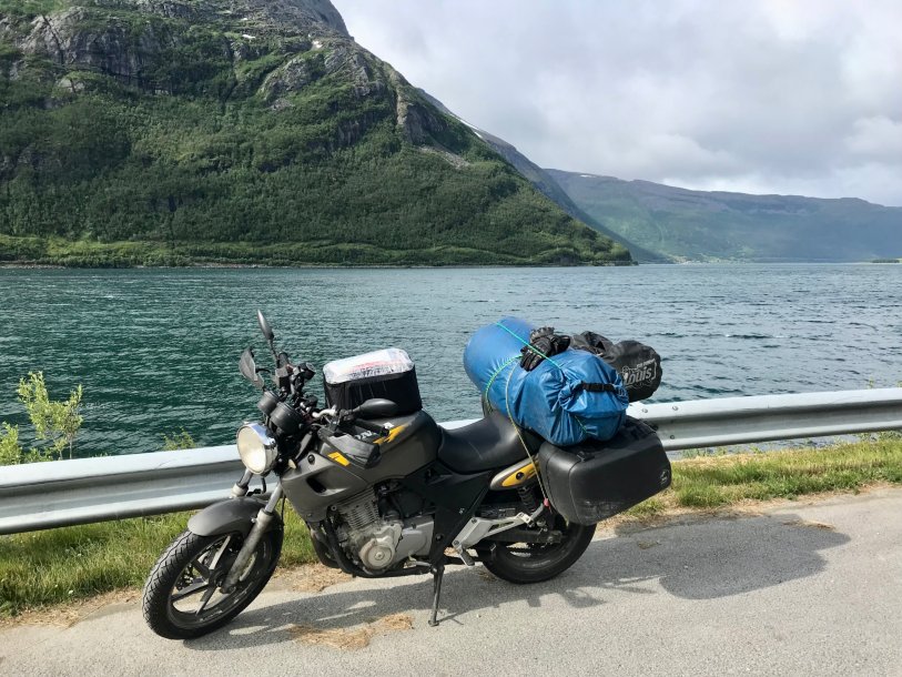 Corinna mit Ihrer Honda CB500 in Norwegen auf Motorradtour