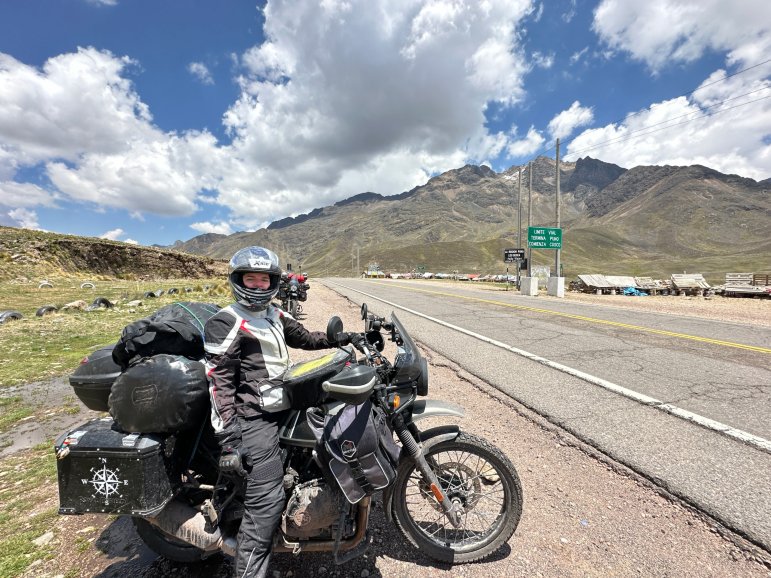 Corinna mit der Royal Enfield Himalayan in Südamerika