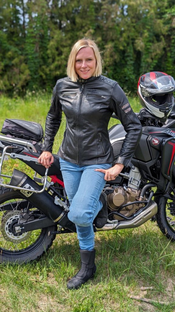 Rusty Stitches Lederjacke, Motorradjeans und Stiefel