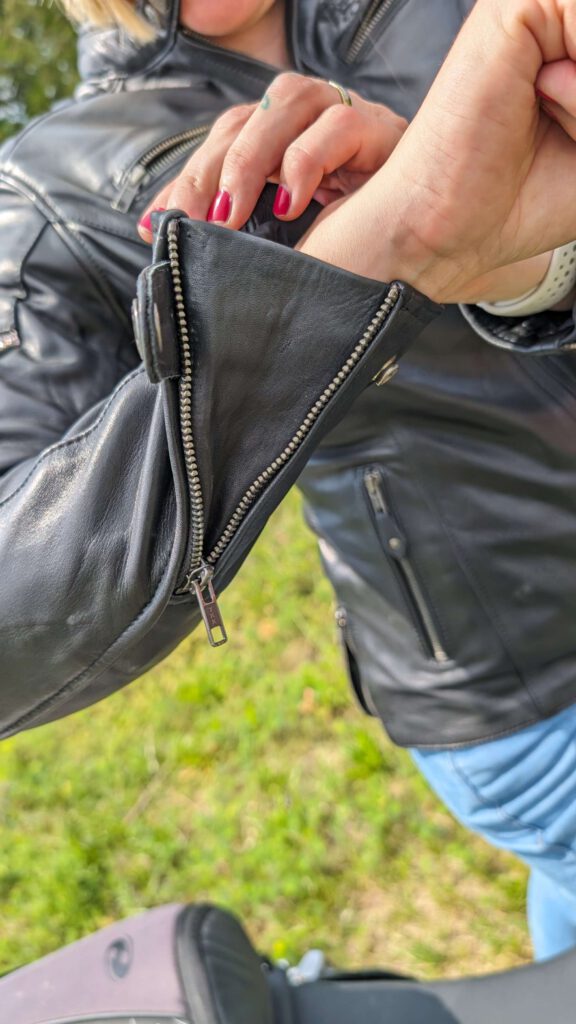 Große Zipper an den Ärmeln machen das anziehen leicht