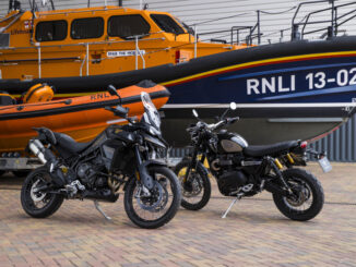 2 Bond Bikes vorm Rettungskreuzer der englischen Seenotretter RNLI