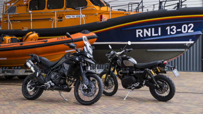 2 Bond Bikes vorm Rettungskreuzer der englischen Seenotretter RNLI