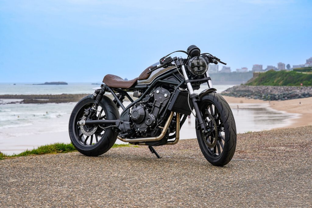 Honda Customs Wettbewerb auf dem Wheels and Waves 2024 - Silver Surfer aus Deutschland