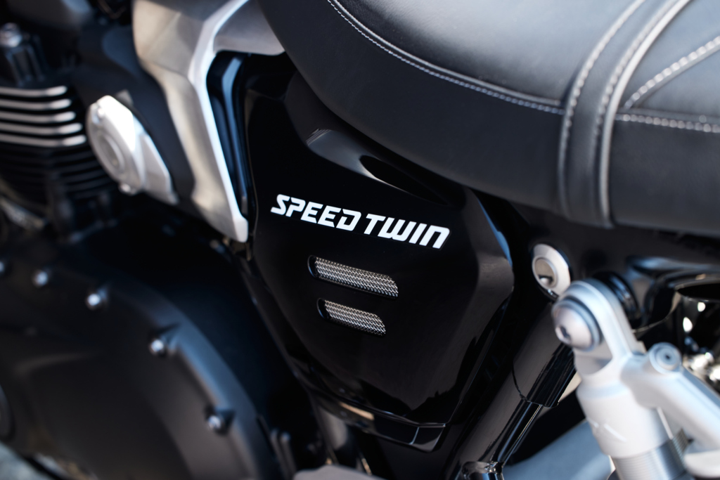 Speed Twin Schriftzug auf Naked Bike