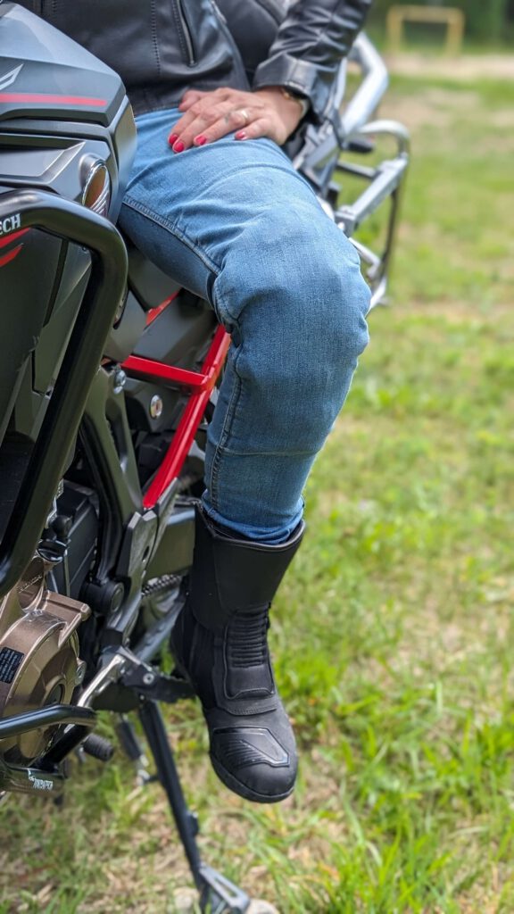 Zu Jeans machen sich die Motorradstiefel ganz hervorragend