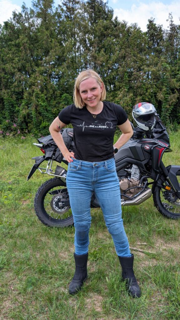 Motorradjeans und deutlich sichtbare Protektoren