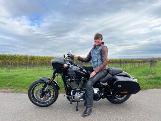 Daniela auf Ihrer Harley Davidson Sportglide - SHE is a RIDER