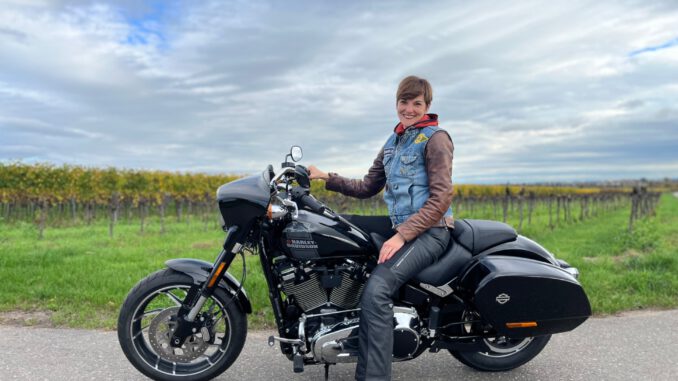 Daniela auf Ihrer Harley Davidson Sportglide - SHE is a RIDER