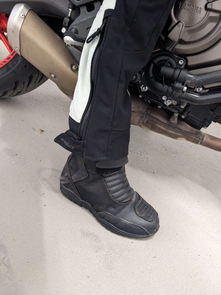 Fester Stand mit Held Motorradstiefel Andamos