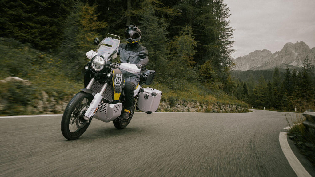 Husqvarna Norden 901 Expedition 2025 auf der Straße