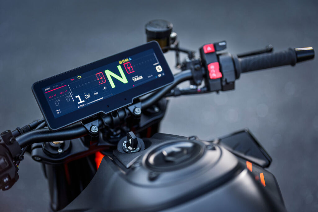 KTM TFT-Display mit 8,8 Zoll in der waagerechten Version.