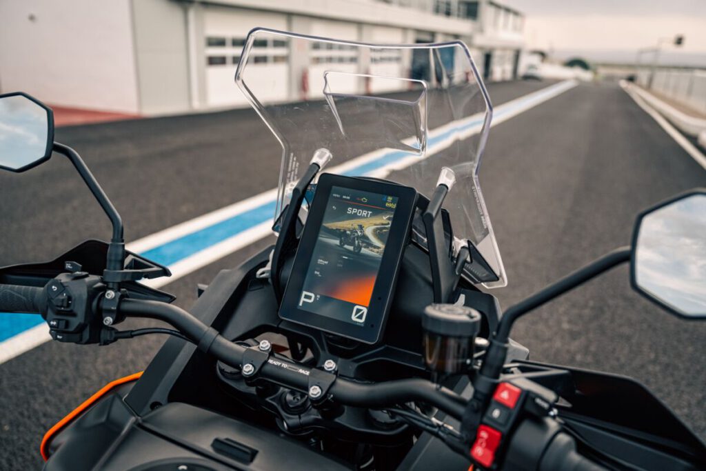 KTM TFT-Display V80 mit 8 Zoll Bildschirmdiagonale in der Senkrechten Version.