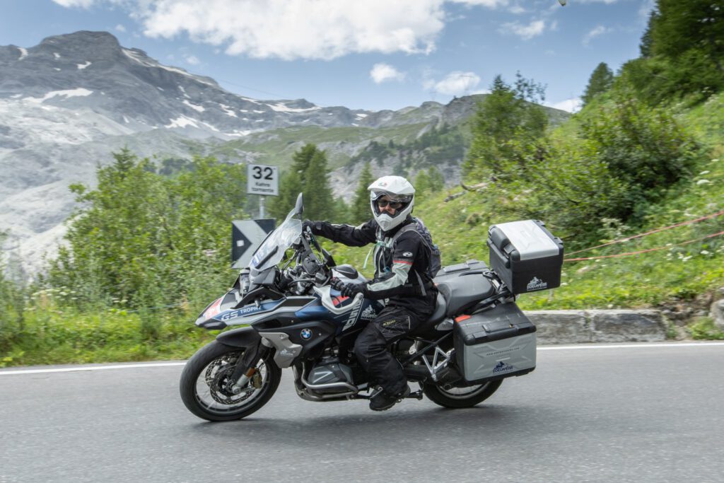 Der Motorrad Tourguide in seinem Office. BMW GS