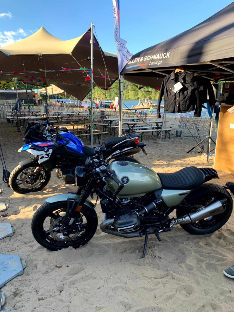 Wenn es um Motorräder in Berlin geht, ist Riller & Schnauck eine feste Größe. Auch am Strand mit den Petrolettes.