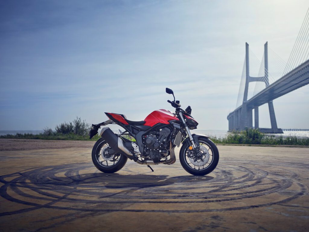 Die Honda CB1000 Hornet für 2025. Da steht Sie in rot und wartet auf Dich.