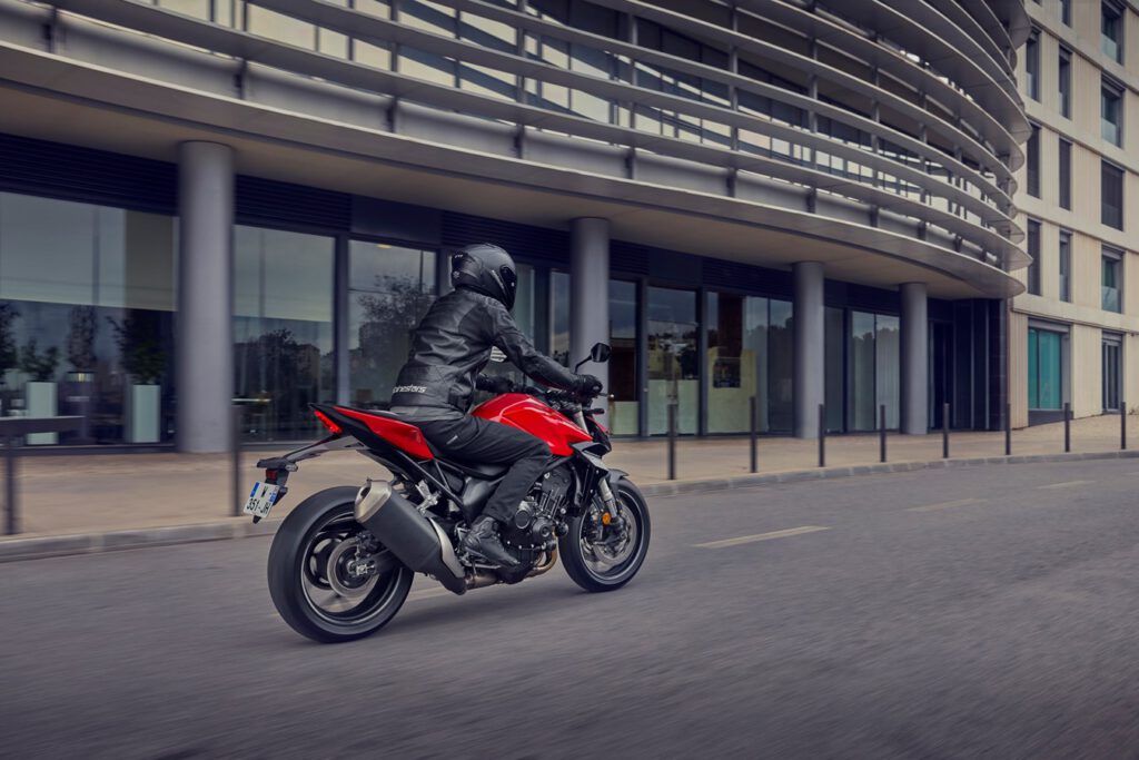 Die Honda CB100 Hornet macht auch in der Stadt eine gute Figur.