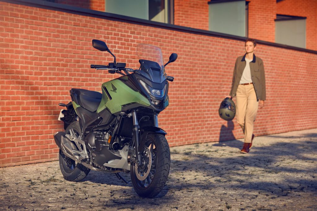 Honda NC750X wirkt mit ihrem neuen Verkleidungsdesign sportlich und dynamisch.