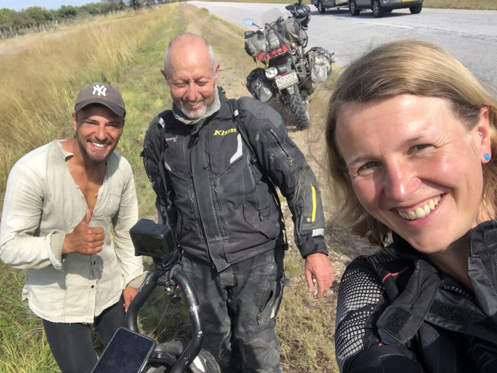 Bikerfreunde auf der Landstrasse. Motorradabenteuer in Afrika.