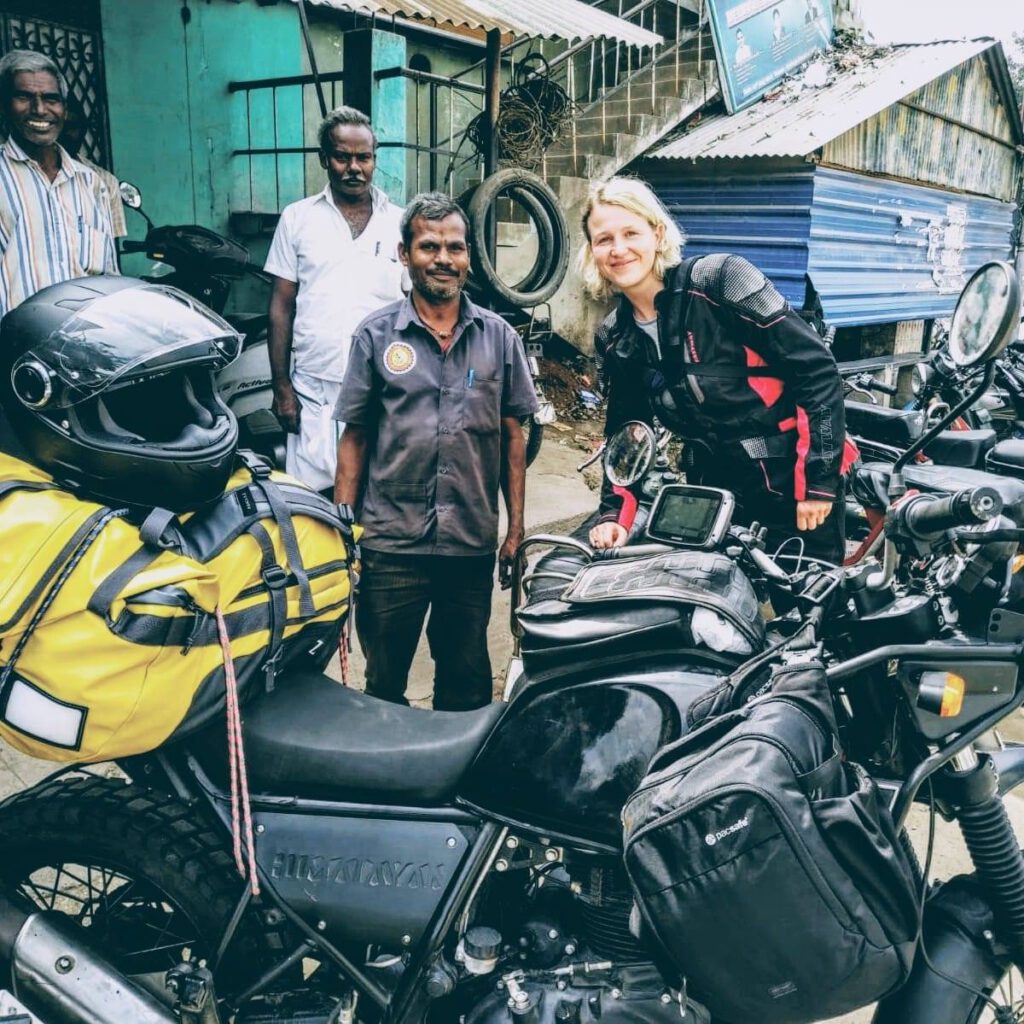 Der freundliche Motorradmechaniker in Indien