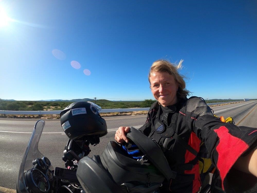 Das Motorradabenteuer beginnt. Jenny samt Motorrad on the Road in Afrika. 