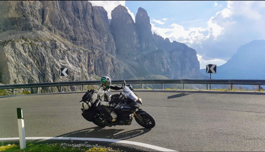 Kurven und Bergpanorama in Südtirol