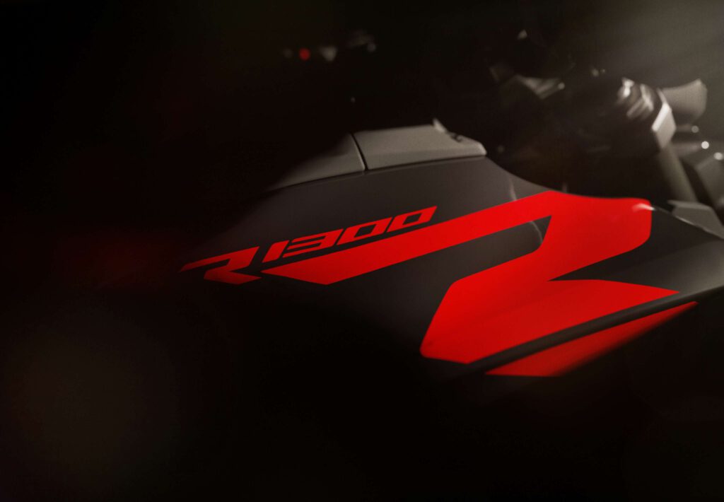 Die Dynamik der R1300R setzt sich auch im Logo fort.