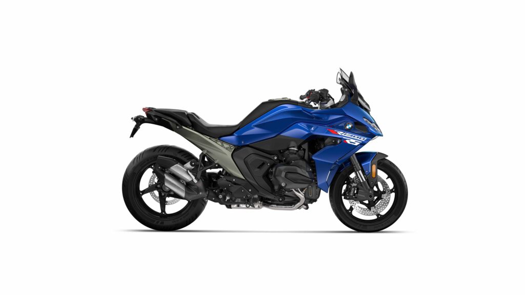 Die Basisvariante der BMW R 1300 RS kommt in Racing blue metallic.