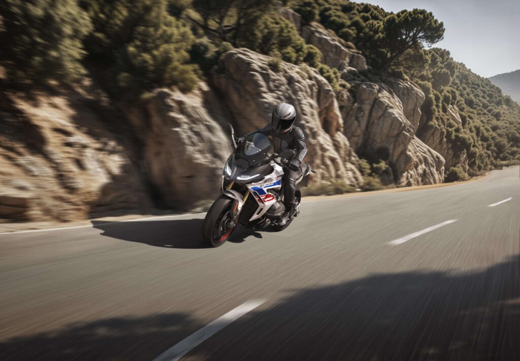 Die BMW R 1300 RS ist ein mächtiges Stück Motorradspaß.