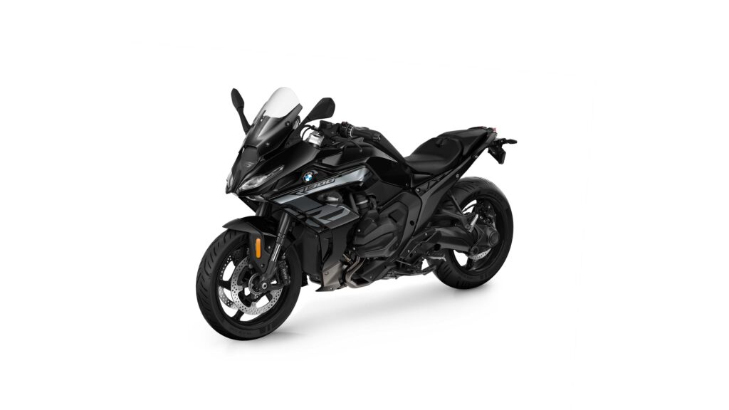 Auch die BMW R1300RS kommt in Triple Black