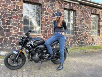 Pando Moto Motarradjeans runden das Urban Outfit perfekt ab.