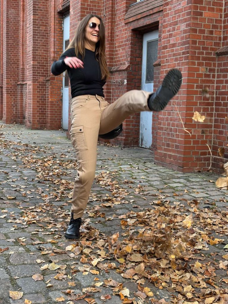 Mila Cargopants in Bewegung