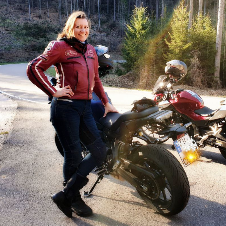 Claudia ist im Team von SHE is a RIDER und schreibt Kolumnen und Testberichte