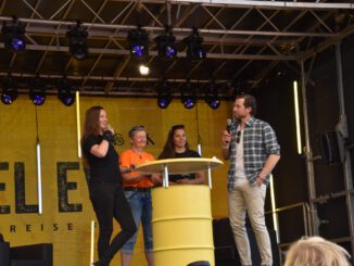 Claudia Courtin auf der Bühne beim Touratech Travel Event