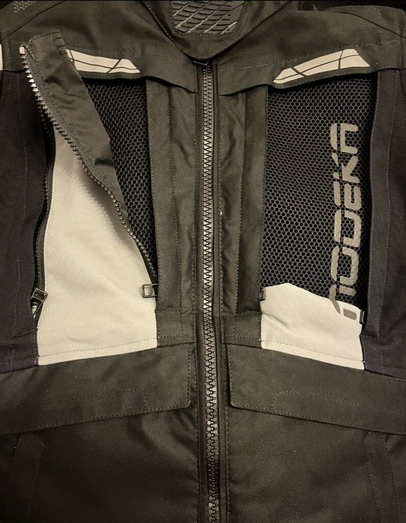Air Boost Belüftungsflächen an der Motorradjacke von modeka