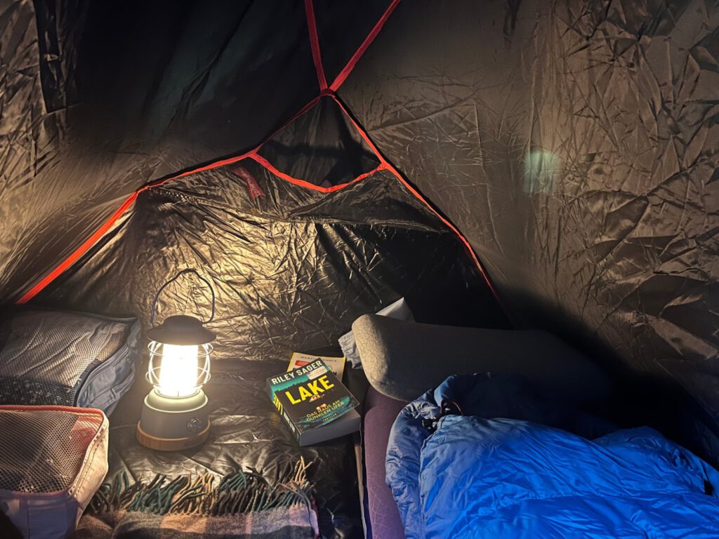 Mit Campingausrüstung von Naturbummler wirds heimelig im Zelt