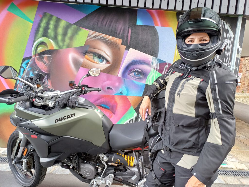 Italienisches Disign bei Motorrad und Motorradkombi. Ducati und Spidi