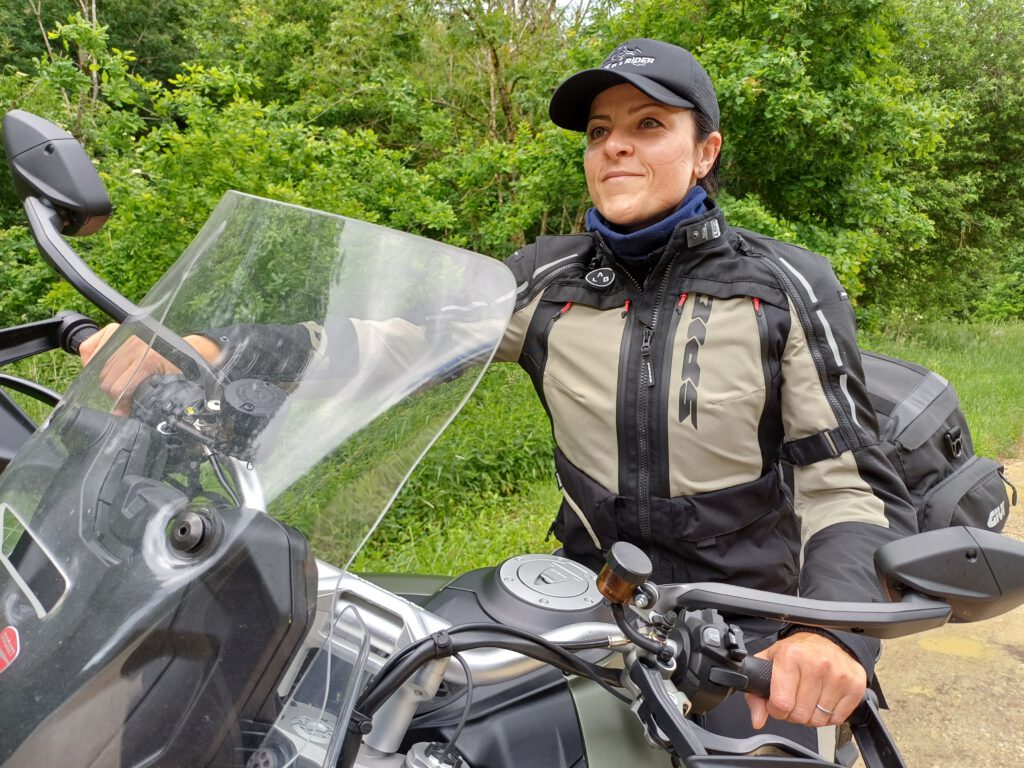 Spidi Motorradkombi offen getragen auf Ducati Multistrada V2