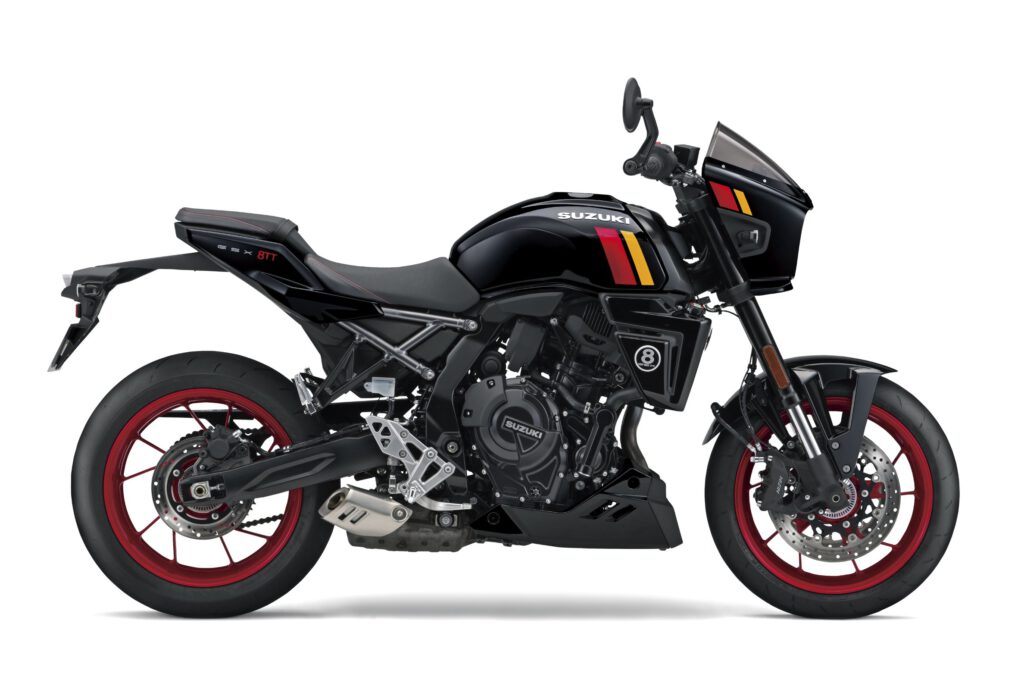 Die Suzuki GSX-8TT in Glass Sparkle Black. Gut zu erkennen die Billiard 8 auf der Kühlerverkleidung.