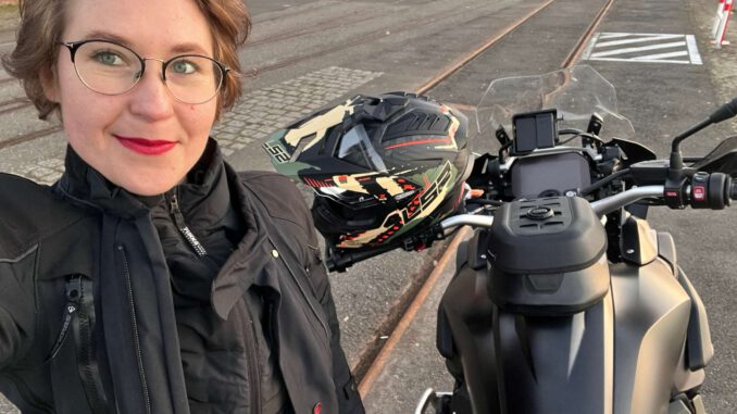 Tonia ist smallgirl on tall bike und zeigt es vom Sattel Ihrer GS der ganzen Welt