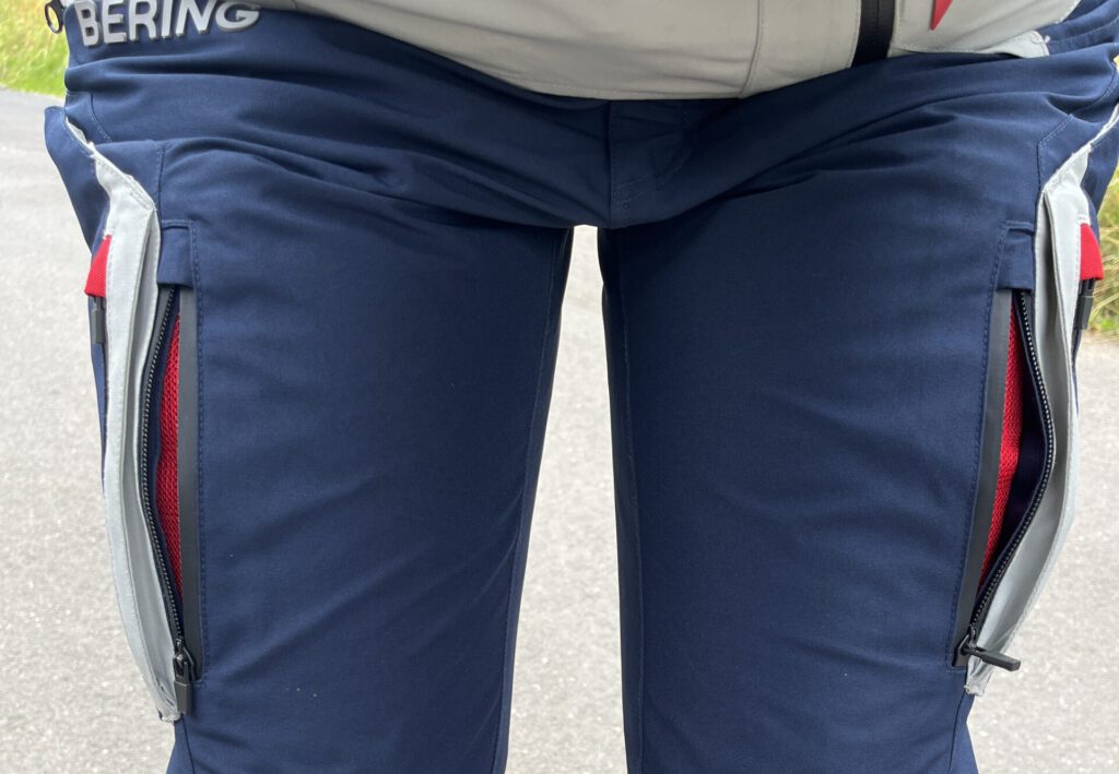 Belüftungsschlitze auch an der Hose vom Motorradkombi.
