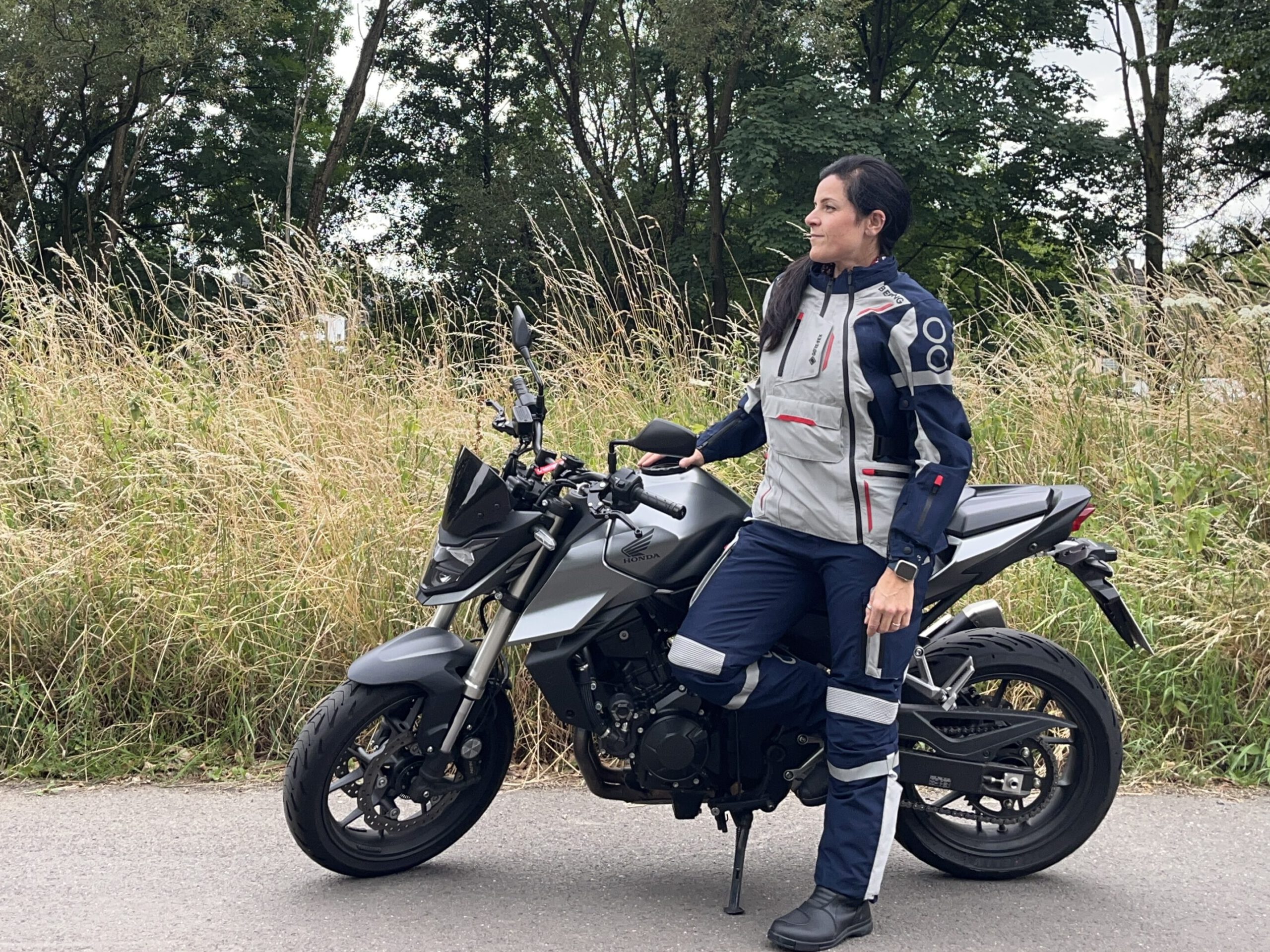 Unter der Jacke ist die eVest kaum sichtbar